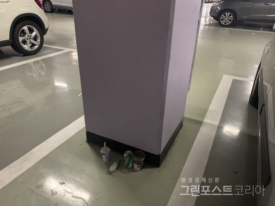 서울 광진구 한 건물 지하주차장에 누군가 숨겨(?)놓고 떠난 쓰레기. (이한 기자 2021.10.29)/그린포스트코리아