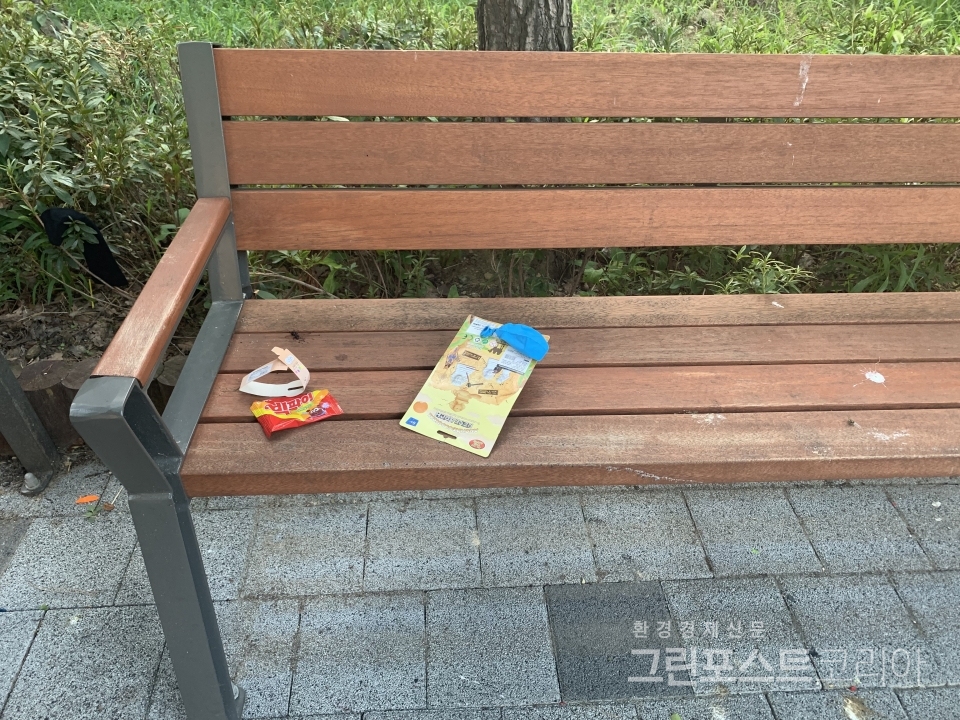 서울 송파구 한 공원 벤치에 버려진 쓰레기. (이한 기자. 2021.8.7)/그린포스트코리아