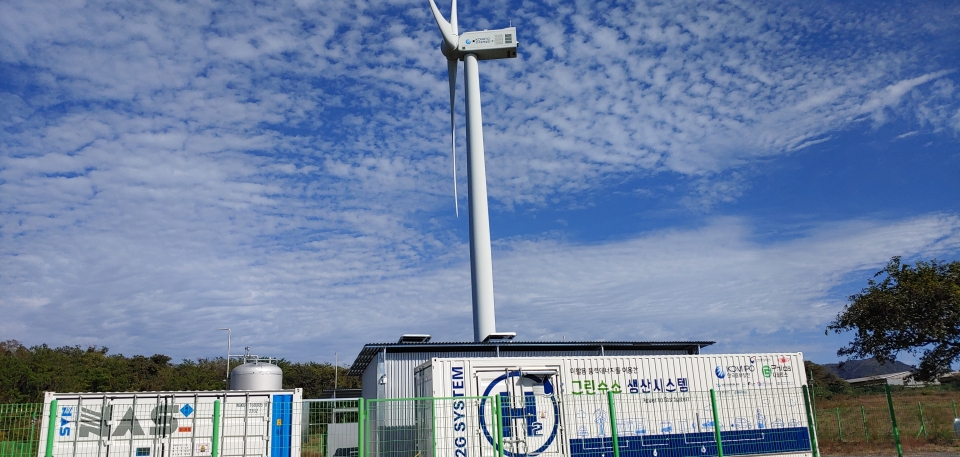풍력발전의 잉여전력으로 그린수소를 생산하는 실증사업을 진행하고 있는 한국중부발전의 제주 상명풍력단지 그린수소 생산설비(한국중부발전 제공)/그린포스트코리아