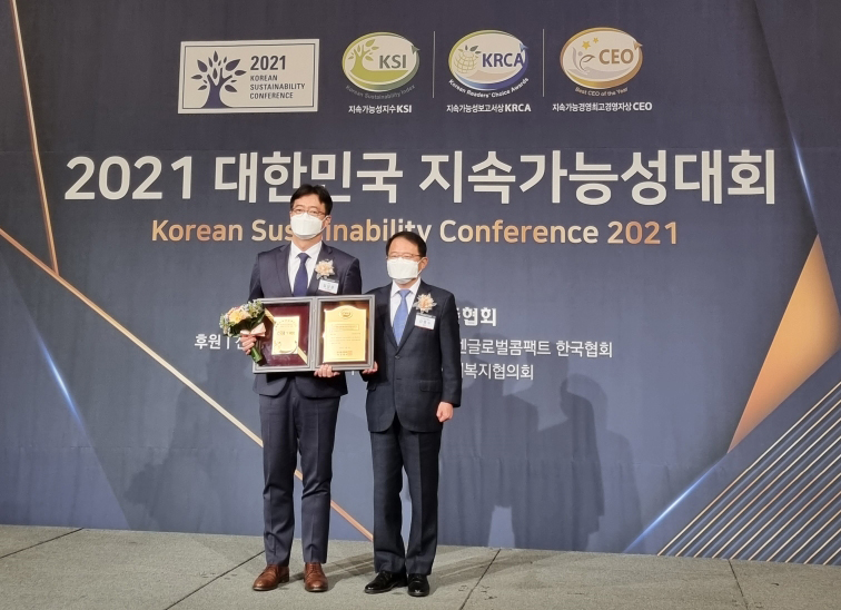 KCC가 지난 5일 서울 소공동 롯데호텔에서 열린 ‘2021 대한민국 지속가능성대회’에서 7년 연속으로 ‘대한민국 지속가능성보고서 우수기업(KRCA)’에 선정됐다. (KCC 제공)/그린포스트코리아