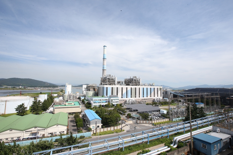 한국동서발전은 오는 12월 31일 폐지되는 호남화력 1,2호 부지에 친환경에너지 발전사업단지를 구축할 계획이다. 사진은 호남발전본부 전경(한국동서발전 제공)/그린포스트코리아