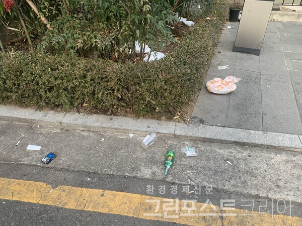 서울의 한 공원에 버려진 여러 종류의 쓰레기 (이한 기자 2022.1.3)/그린포스트코리아