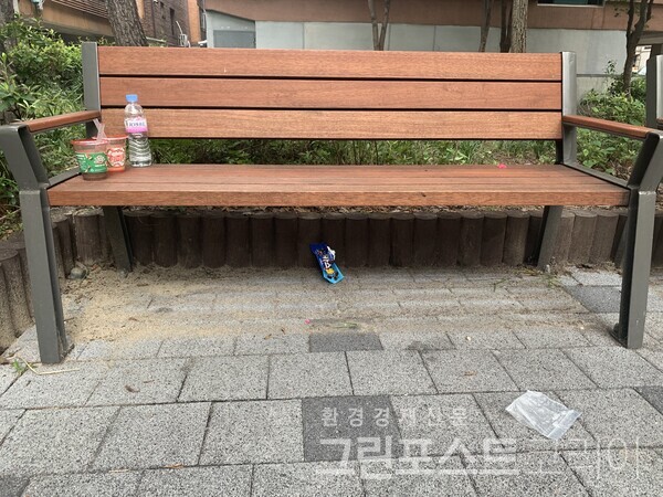 공원 의자에 버려진 쓰레기 (이한 기자 2022.7.9)/그린포스트코리아