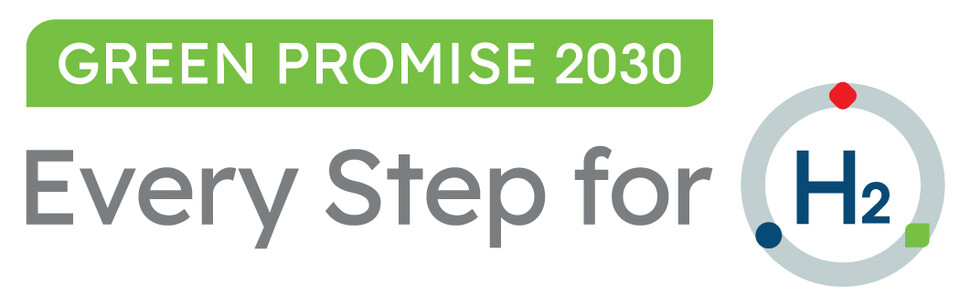 지난해 7월 발표한 롯데케미칼의 탄소중립 수소 성장 로드맵 'Every Step for H2'. 해당 전략은 2030 탄소중립 성장, 2040 탄소중립을 달성하고 수소 및 친환경 사업을 통해 성장한다는 것이 주요 목표이다.(롯데케미칼 제공)/그린포스트코리아