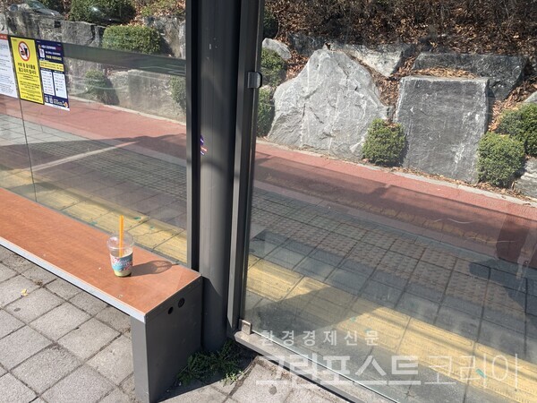 서울 송파구 한 버스정류장에 버려진 1회용 플라스틱컵. (이한 기자. 2022.3.20)/그린포스트코리아