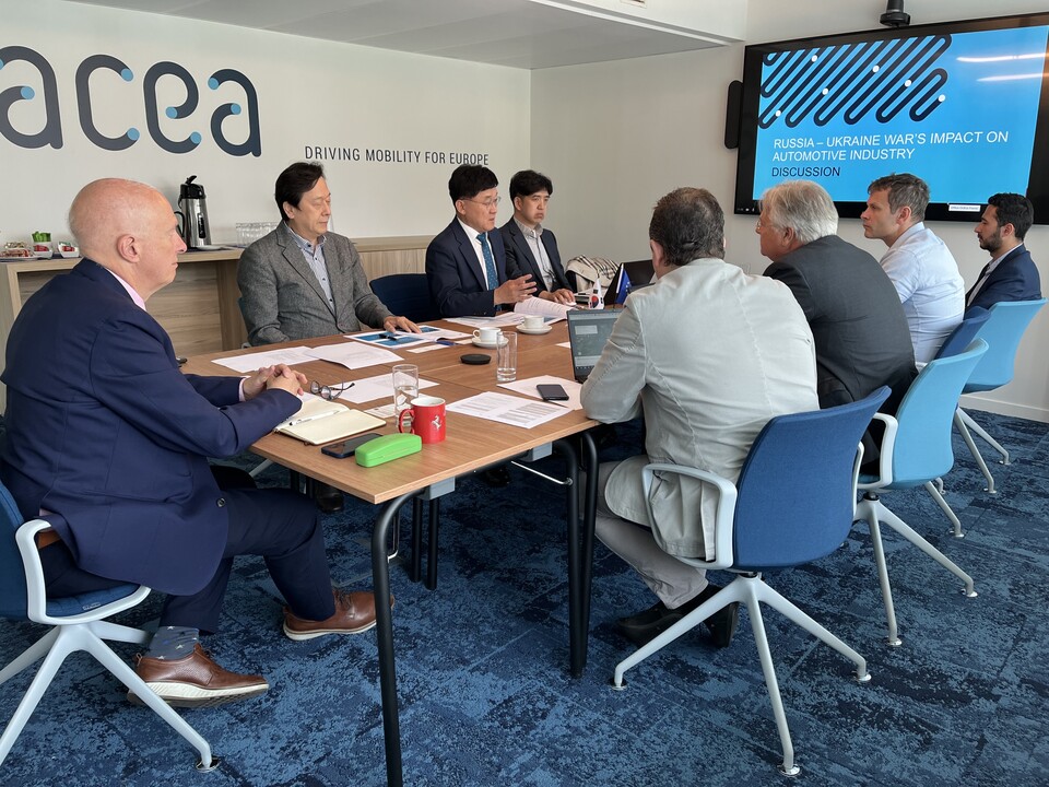 지난 5월 10일 벨기에 브뤼셀에서 정례협의를 개최한 한국자동차산업협회와 유럽자동차협회(한국자동차산업협회 제공)/그린포스트코리아
