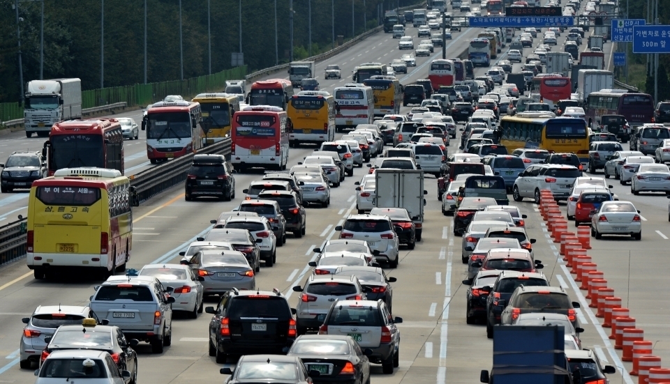2020년 말 기준 국내 자동차 등록대수는 2437만 대로 국토면적 대비 차량 수가 많아 자동차 오염물질 관리가 어려운 것으로 나타났다. (본사 DB)/그린포스트코리아