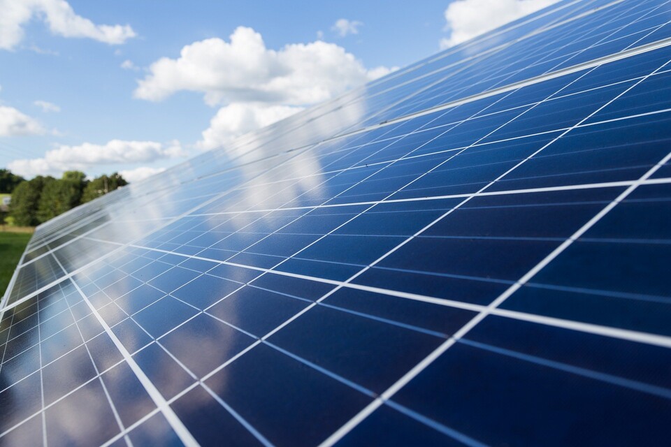 RE100은 기업이 사용하는 전기의 100%를 태양광과 풍력 등 재생에너지로 생산된 전력으로 사용하겠다는 글로벌 캠페인이다. 2014년 캠페인이 시작된 이후 참여 기업들이 계속 증가하면서 RE100에 참여한 전 세계 기업의 수는 올해 6월 21일 기준 372개에 이르고 있다.(픽사베이 제공)/그린포스트코리아