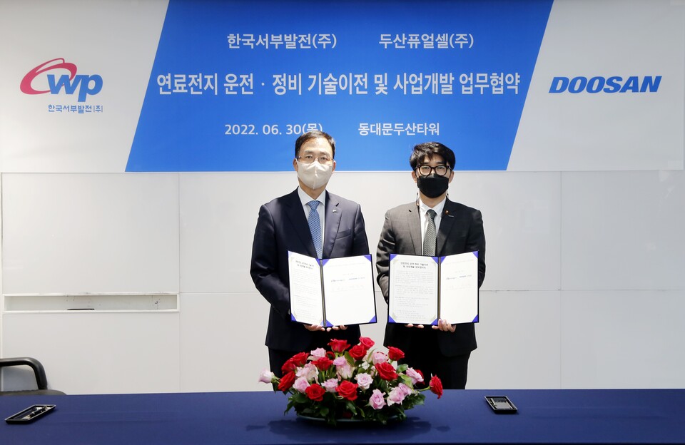 한국서부발전은 지난달 30일 서울 두산타워에서 두산퓨얼셀과 ‘연료전지 운전·정비 기술이전 및 사업개발’을 위한 업무협약을 체결했다고 밝혔다.(한국서부발전 제공)/그린포스트코리아