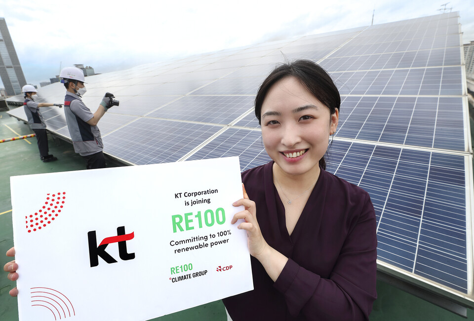 지난 6월 28일 RE100에 공식 가입한 KT. 지속적으로 사용 에너지 분야의 탄소감축을 위해 노력해온 KT는 그룹 자원과 재생에너지 확보를 통해 RE100을 달성한다는 계획이다.(KT 제공)/그린포스트코리아