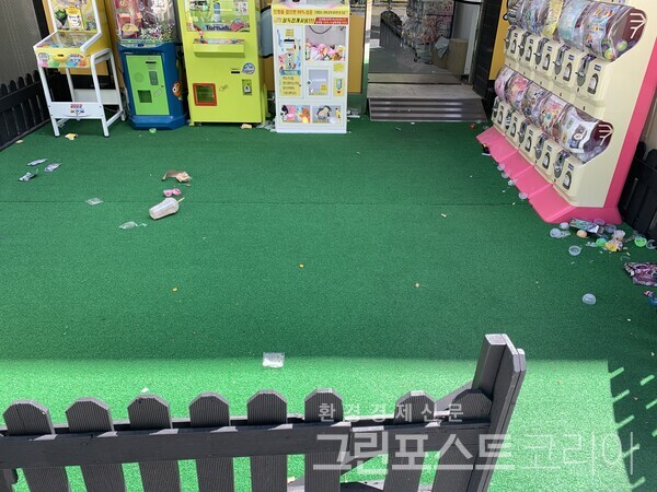 서울 송파구의 한 무인점포. 필요한 물건만 쏙 빼 가져가고 포장재는 그냥 버린 사람들이 많다. (이한 기자. 2022.6.6)/그린포스트코리아
