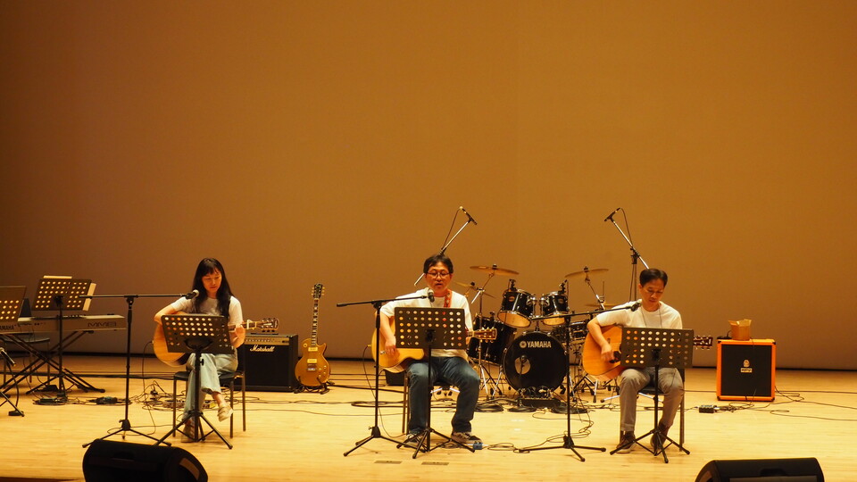 윤도현밴드의 '나는 나비'를 연주한 환경부 기타동아리 '방구석 기타조합'(임호동 기자)/그린포스트코리아