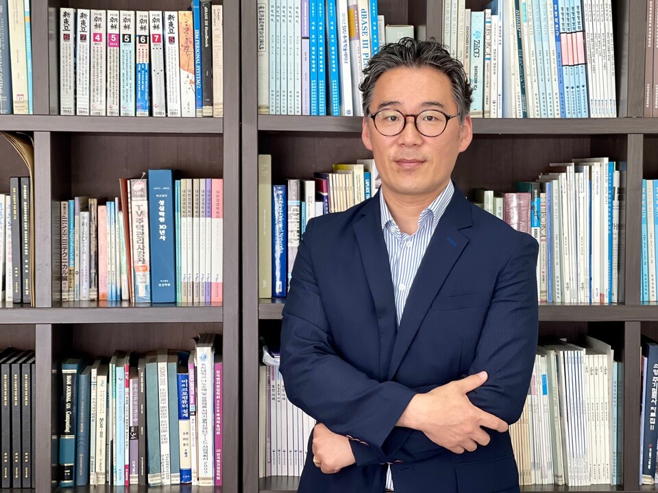 김준범 유럽환경에너지협회장이 서울벤처대학원대학교 1층에서 인터뷰 후 포즈를 취하고 있다. (곽은영 기자)/그린포스트코리아