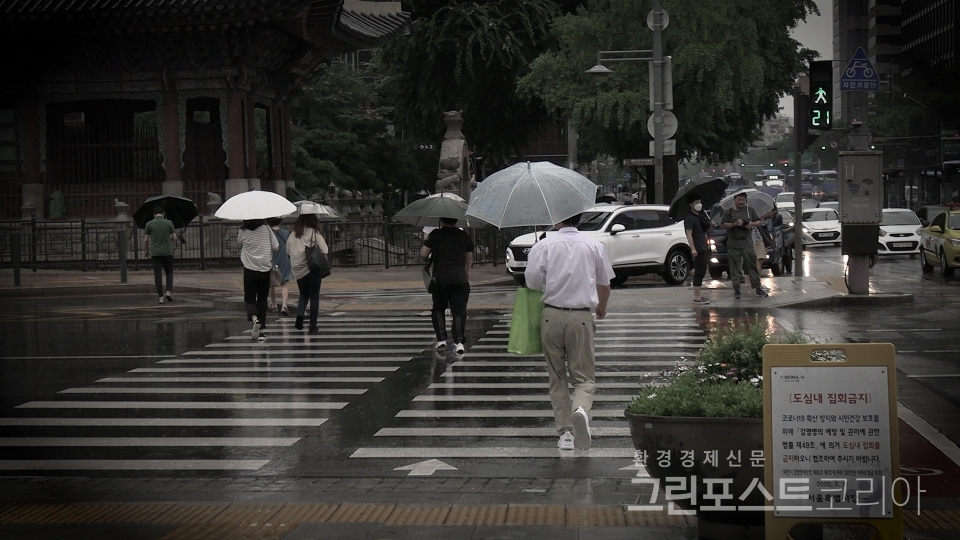 폭우 등 이상기후를 겪으면서 일반 시민들도 최근 기후위기의 심각성에 대해 더 깊이 인식한고 있다. 사진은 비가 내리고 있는 서울 한 도로변의 모습. (본사 DB)/그린포스트코리아