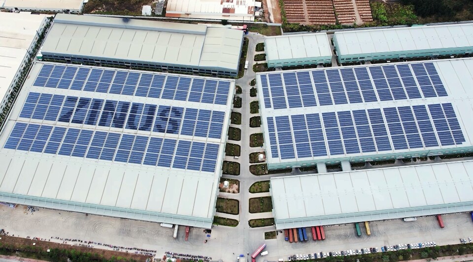 현대백화점그룹 계열 글로벌 온라인 가구·매트리스 기업 지누스가 2030년 온실가스 감축 로드맵을 발표했다. 사진은 지붕에 태양광 패널을 설치한 중국 화안공장 전경. (현대백화점그룹 제공)/그린포스트코리아