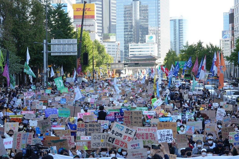 ‘924기후정의행진’이 24일 오후 3시 서울 중구 시청역 인근에서 주최 측 추산 3만5천명이 참여한 가운데 진행됐다.(924 기후정의행진 제공)/그린포스트코리아