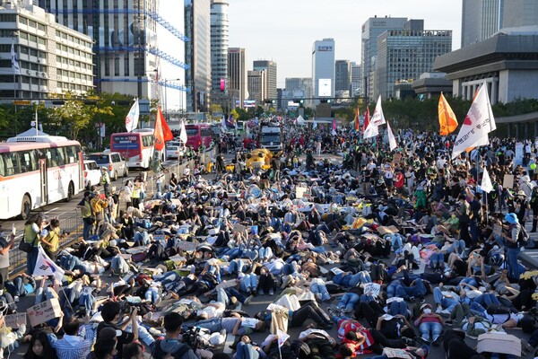 기후정의행동 회원들과 시민들이 24일 서울 광화문 일대에서 기후불평등에 저항하는 의미로서 ‘다이-인(die-in)’ 시위를 하고 있다.(924 기후정의행진 제공)/그린포스트코리아