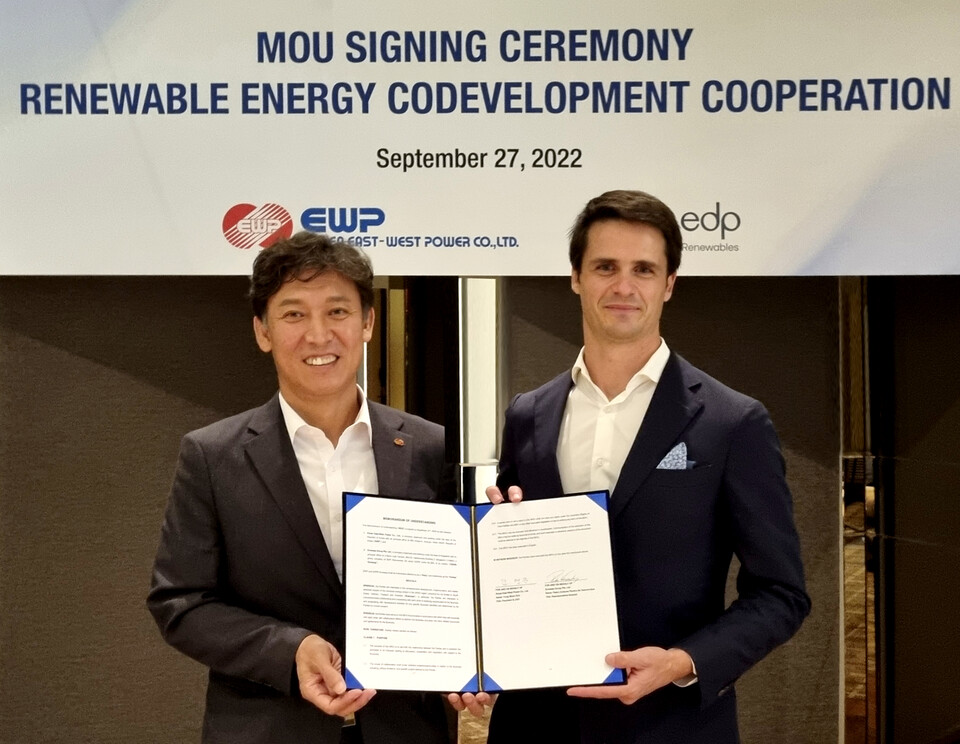 동서발전은 27일 EDPR의 아시아 태평양 사업본부인 선십 그룹(Sunseap Group)과 국내외 에너지사업 개발을 위한 업무협약을 체결했다.(동서발전 제공)/그린포스트코리아