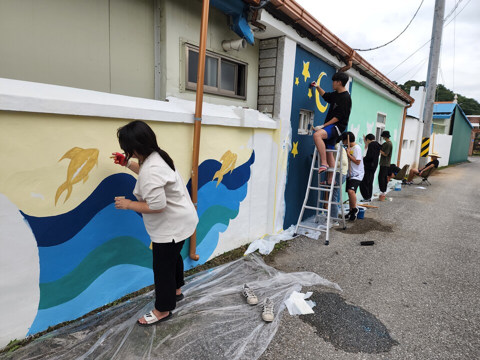 마을의 미관을 개선하고 생태환경 보호의 의미를 전달하기 위해 벽화 프로젝트를 실시한 영월군청소년문화의집 청소년들(영월군 제공)/그린포스트코리아