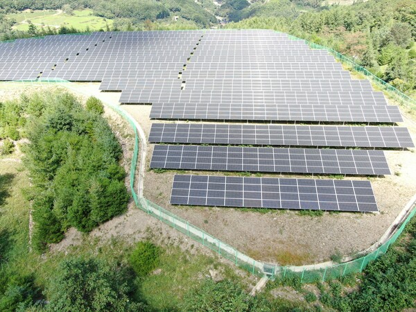 지역난방공사가 2020년 4월부터 강원도 정선에서 운영하고 있는 지역상생 태양광발전소 전경(지역난방공사 제공)/그린포스트코리아