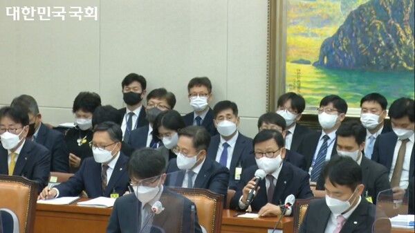 11일 오후 국회 정무위원회에서 열린 금융감독원 국정감사에 은행장들이 증인으로 참석했다.