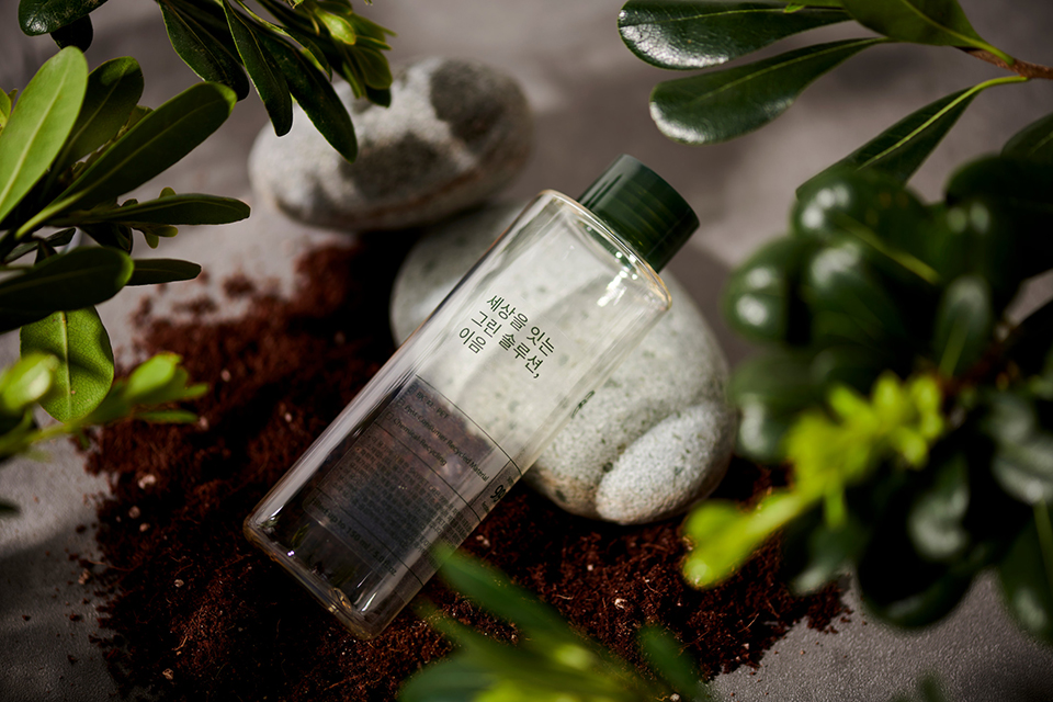 SK케미칼의 지속가능 패키징 솔루션 소재(SPS)와 이를 필요로하는 중소제조기업 등 수요업체를 연결해주는 플라스틱 선순환 플렛폼 '이음'을 운영 중인 SK케미칼 사진은 SK케미칼의 SPS 체험을 위한 플라스틱 리사이클 용기(SK케미칼 제공)