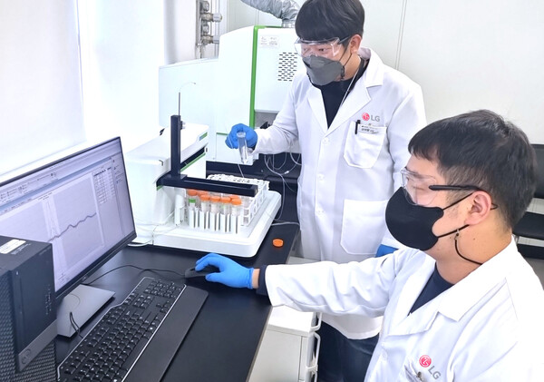 LG전자 연구원이 경기도 평택시 LG디지털파크 내 환경시험실에서 대기오염물질 분석을 실시하고 있다.(사진=LG전자)/그린포스트코리아