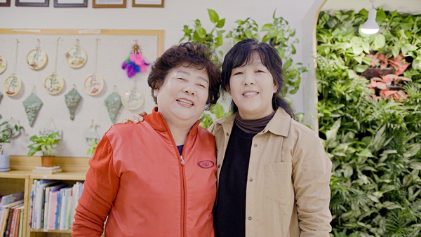 39년째 3대째 선행 중인 이이순씨(왼쪽)와 딸 김현미씨.(사진=LG)/그린포스트코리아