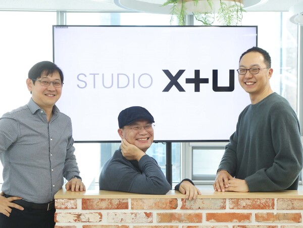 왼쪽부터 LG유플러스 이덕재 CCO, 신정수 콘텐츠제작센터장, 이상진 콘텐츠IP사업담당이 새로운 조직인 STUDIO X+U를 소개하고 있다.(사진=LG유플러스)/그린포스트코리아