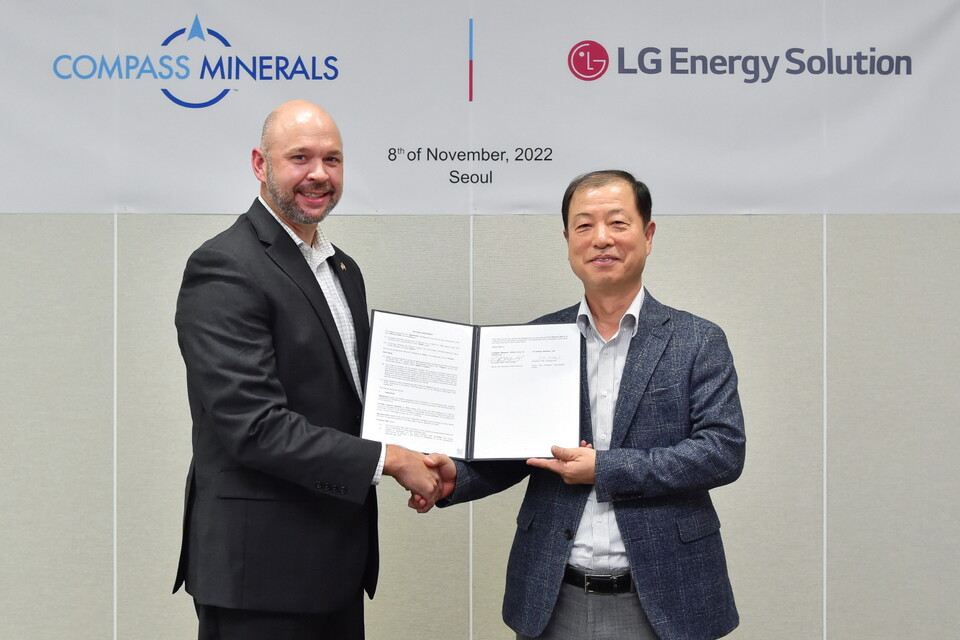 LG에너지솔루션은 최근 여의도 파크원에서 미국 컴파스 미네랄(Compass Minerals)사와 탄산리튬에 대한 장기 공급계약을 체결했다고 밝혔다.(LG에너지솔루션 제공)/그린포스트코리아