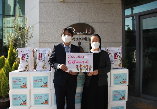 산업은행은 '2022 사랑의 김장 나누기' 행사를 실시했다. 사진은 김현진 산업은행 사회공헌단장(왼쪽)과 문정화 성모자애드림힐 사무국장.(산업은행 제공)/그린포스트코리아