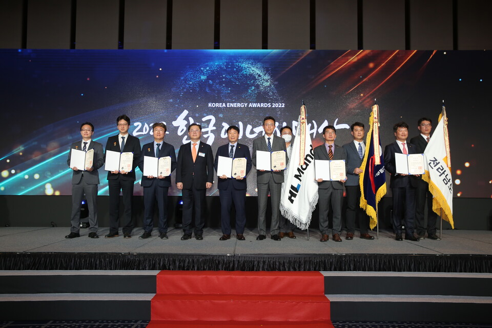 서부발전 평택발전본부는 17일 서울 그랜드인터콘티넨탈 호텔에서 열린 ‘2022년 한국에너지대상’ 시상식에서 에너지효율 향상 분야 최고등급인 대통령표창을 수상했다.(서부발전 제공)/그린포스트코리아