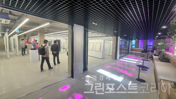 하트원 2층 갤러리공간과 휴식공간 모습.(손희연 기자)