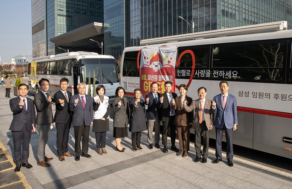 23일 관계사 임직원들의 기부금으로 제작된 신형 헌혈버스를 대한적십자사에 전달한 삼성(사진=삼성전자)/그린포스트코리아