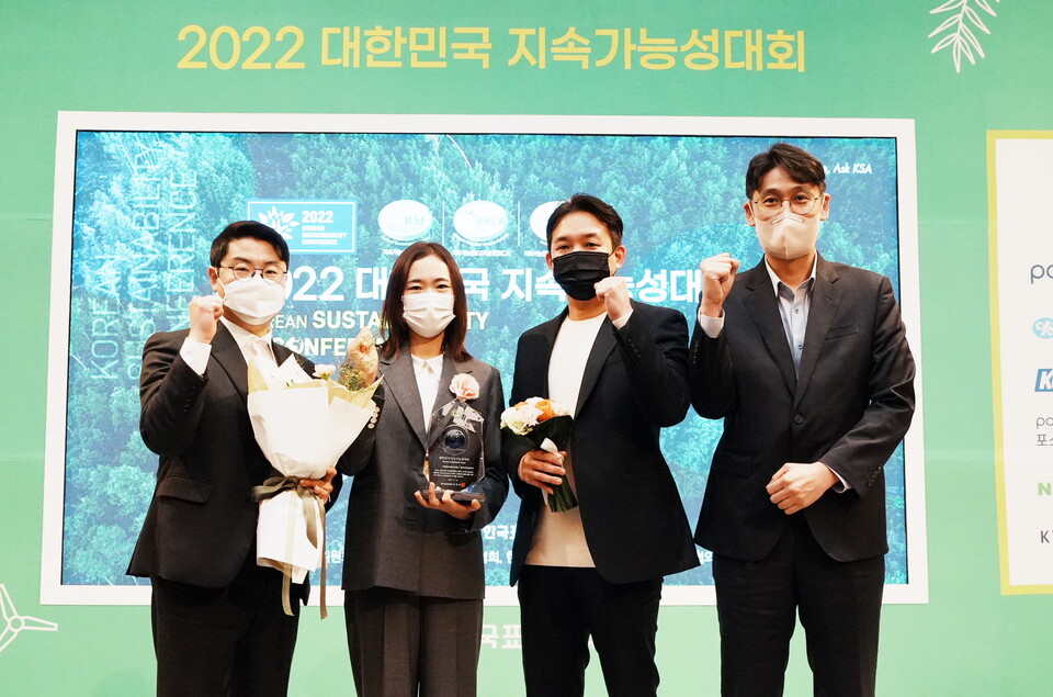 한국지역난방공사가 24일 ‘2022년 대한민국 지속가능성 대회’에서 3년 연속 산업통상자원부 시장형 공기업 부문 지속가능성 지수 1위 기업으로 선정됐다.(지역난방공사 제공)/그린포스트코리아