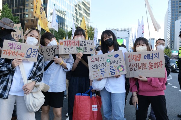 지난 9월 24일 기후정의 실현을 촉구하기 위해 서울 도심에 모인 3만5천명의 시민이 모였다. 대규모 기후 행동으로 한국의 기후 운동에서 가장 큰 규모의 행사로 기록됐다.(사진=924기후행진)/그린포스트코리아