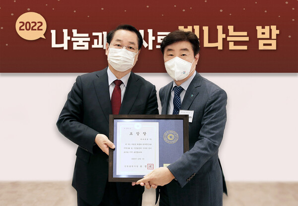 박근영 하나금융티아이 대표이사(사진 오른쪽)가 유정복 인천시장과 함께 기념 촬영을 하고 있다.(사진=하나금융그룹)/그린포스트코리아