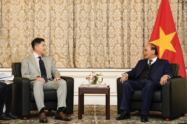 조현준 효성 회장(왼쪽)이 응우옌 쑤언 푹 베트남 국가주석(오른쪽)을 만나 베트남에 지속적인 투자를 약속하는 등 사업확대 방안을 논의했다.(사진=효성)/그린포스트코리아