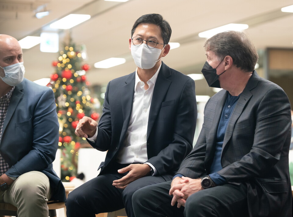 LG AI연구원에 방문한 폴 헤네시(Paul Hennessy) 셔터스톡 CEO(오른쪽)와 이야기를 나누고 있는 배경훈 LG AI연구원 원장(가운데)의 모습(사진=LG)/그린포스트코리아