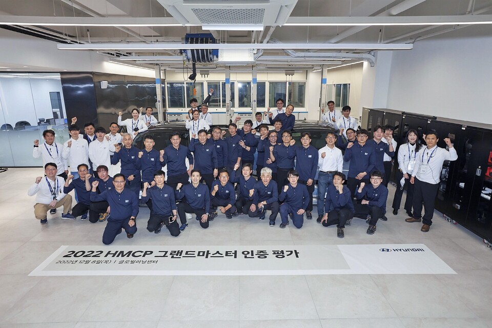 ‘2022 그랜드마스터 인증 평가’에 응시한 최우수 엔지니어들이 현대차 서울 글로벌러닝센터에서 기념 촬영을 하는 모습(사진=현대자동차)/그린포스트코리아