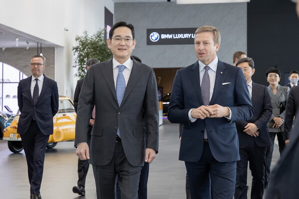 이재용 회장이 인천 BMW 드라이빙 센터에서 BMW 경영진과 만나 협력 강화를 논의했다.(사진=삼성전자)/그린포스트코리아