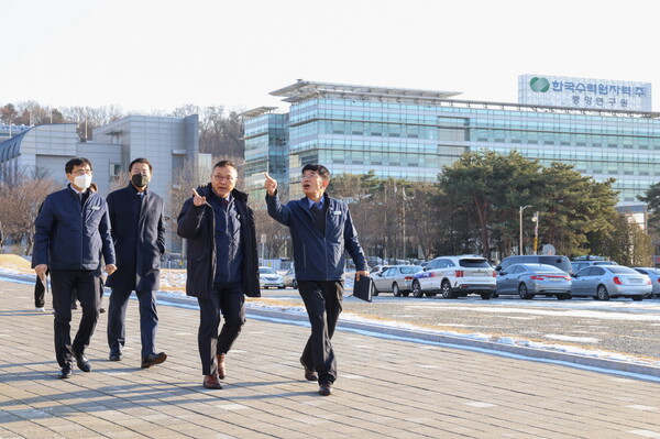 황주호 한수원 사장(오른쪽 두번째)이 19일 대전에 있는 한수원 중앙연구원에 방문해 현장경영을 펼쳤다.(사진=한국수력원자력)/그린포스트코리아