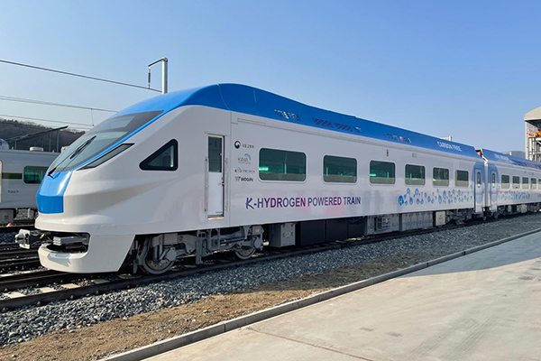 국가 R&D를 통해 '수소전기열차 시범차량(시제품)' 개발에 성공한 국토교통부와 한국철도기술연구원(사진=국토교통부)/그린포스트코리아