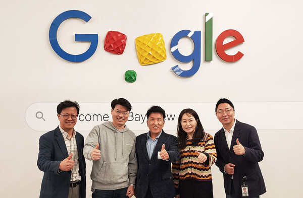 하나금융그룹은 지난 6일 오후(현지시간) 미국 샌프란시스코 실리콘밸리에 소재한 글로벌 IT기업인 구글(Google) 베이뷰 캠퍼스를 방문했다. 함영주 회장(왼쪽에서 세번째)이 구글 직원들과 함께 엄지 손가락을 치켜 세우며 기념 촬영을 하고 있다.(하나금융그룹 제공)/그린포스트코리아