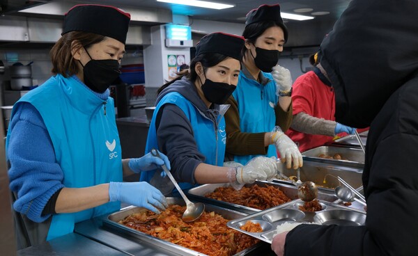 16일 경기도 성남시 노숙인 무료 급식소 ‘안나의집’에서 SPC 임직원들이 배식 봉사활동을 하고 있다.(사진=SPC)/그린포스트코리아