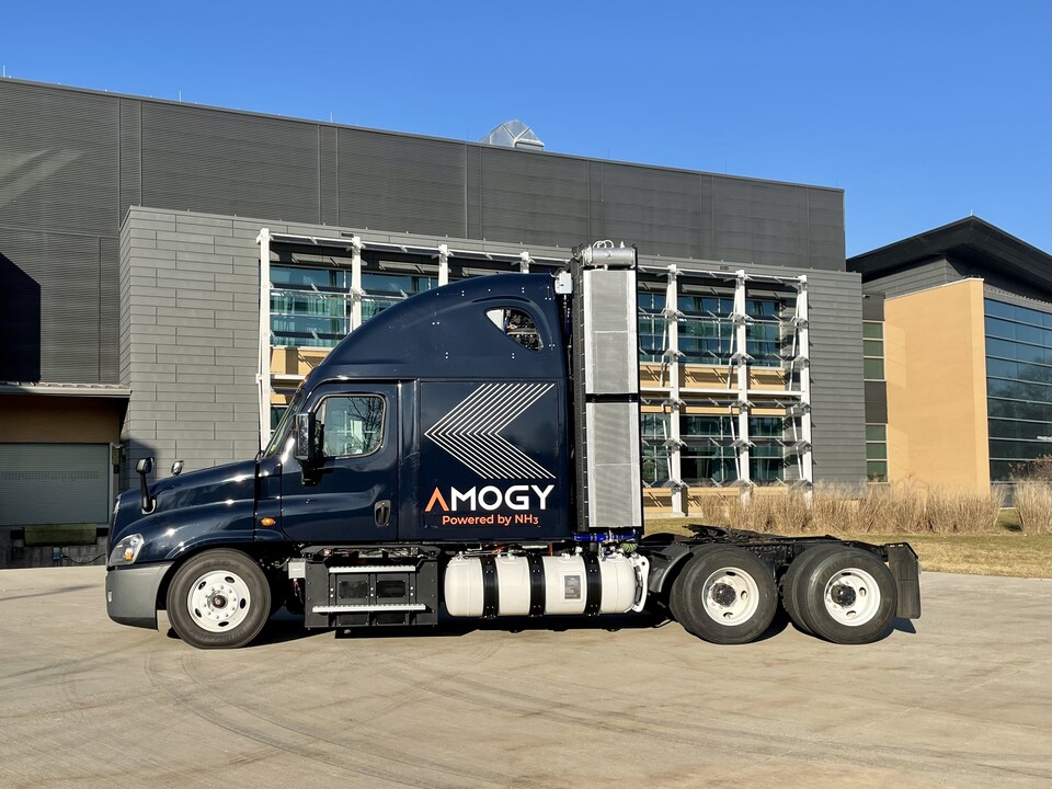 이달 초 미국 뉴욕주 스토니브룩대 주행시험장에서 세계 최초 암모니아를 동력원으로 대형트럭을 주행하는데 성공한 수소 연료전지 시스템 전문 기업 '아모지(Amogy)'(사진=SK이노베이션)/그린포스트코리아
