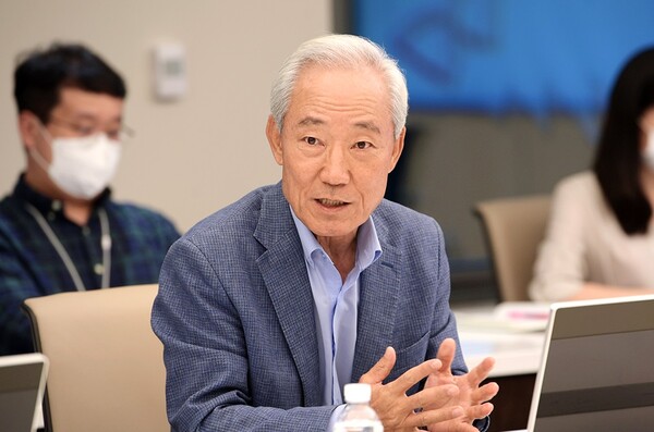 김종훈 SK이노베이션 이사회 의장이 지난해 10월 아시아기업지배구조연합 회원사들과 ESG경영 현황 및 성과에 대한 회의를 진행하고 있다.(사진=SK이노베이션)/그린포스트코리아