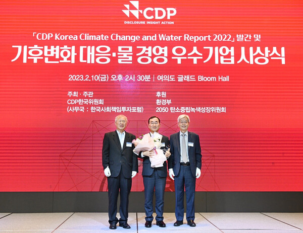 지난 10일 여의도 글래드호텔에서 열린 ‘2022 CDP Korea Awards’에서 문창환 IBK기업은행 경영전략그룹장(가운데)과 양춘승 CDP 한국위원회 부위원장(왼쪽), 장지인 CDP 한국위원회 위원장(오른쪽)이 시상식을 마치고 기념촬영을 하고 있는 모습.(기업은행 제공)/그린포스트코리아