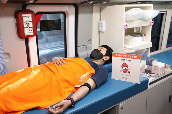 서울시 강서구 항공지원센터에서 제주항공 임직원이 헌혈을 하고 있다.(사진=제주항공)/그린포스트코리아