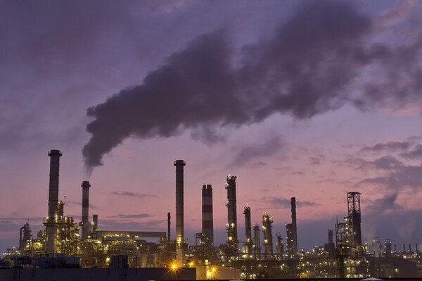 탄소배출에 영향을 끼치는 기업의 생산활동.(사진=pixabay)/그린포스트코리아